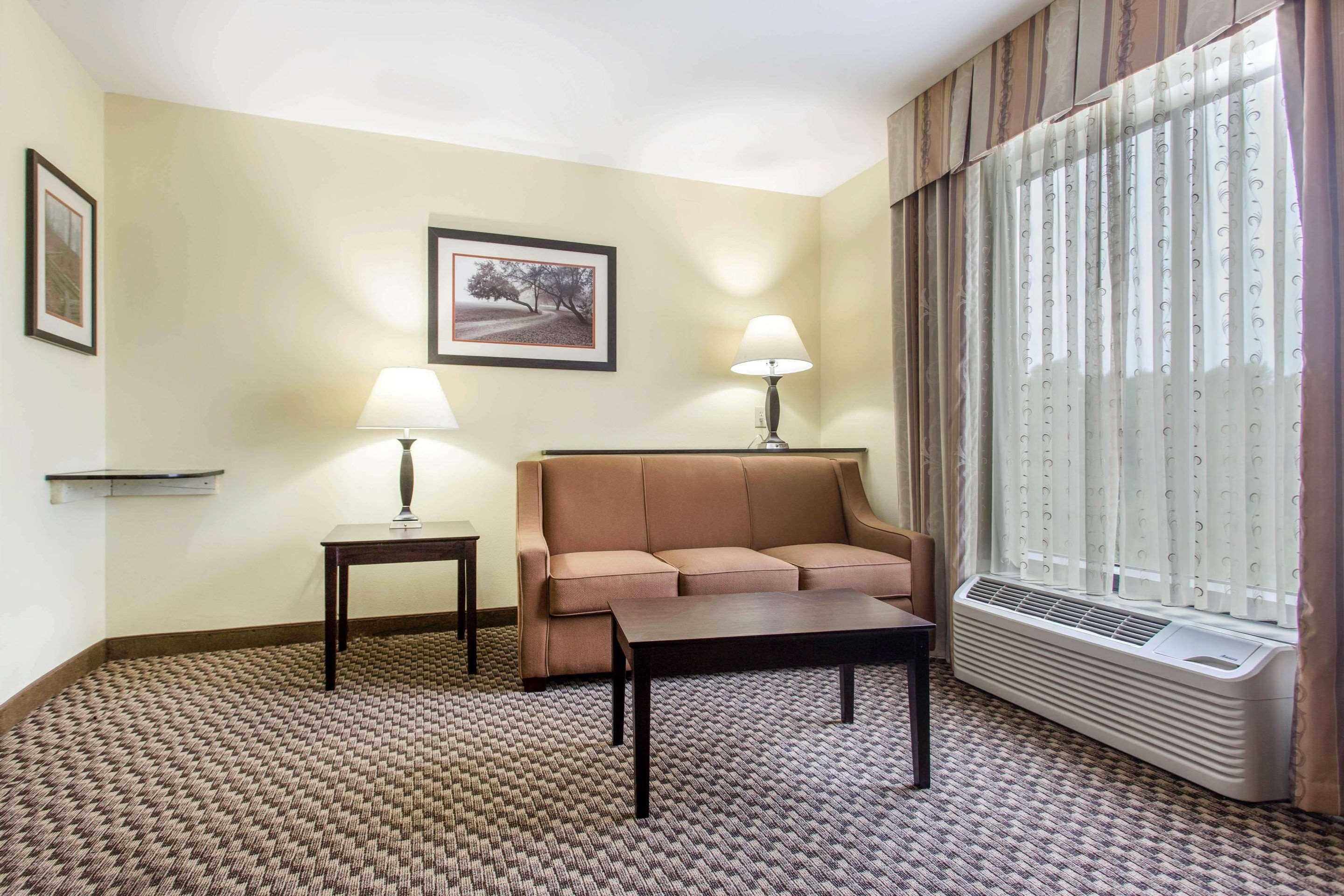 Comfort Suites Clinton Near Presbyterian College Εξωτερικό φωτογραφία