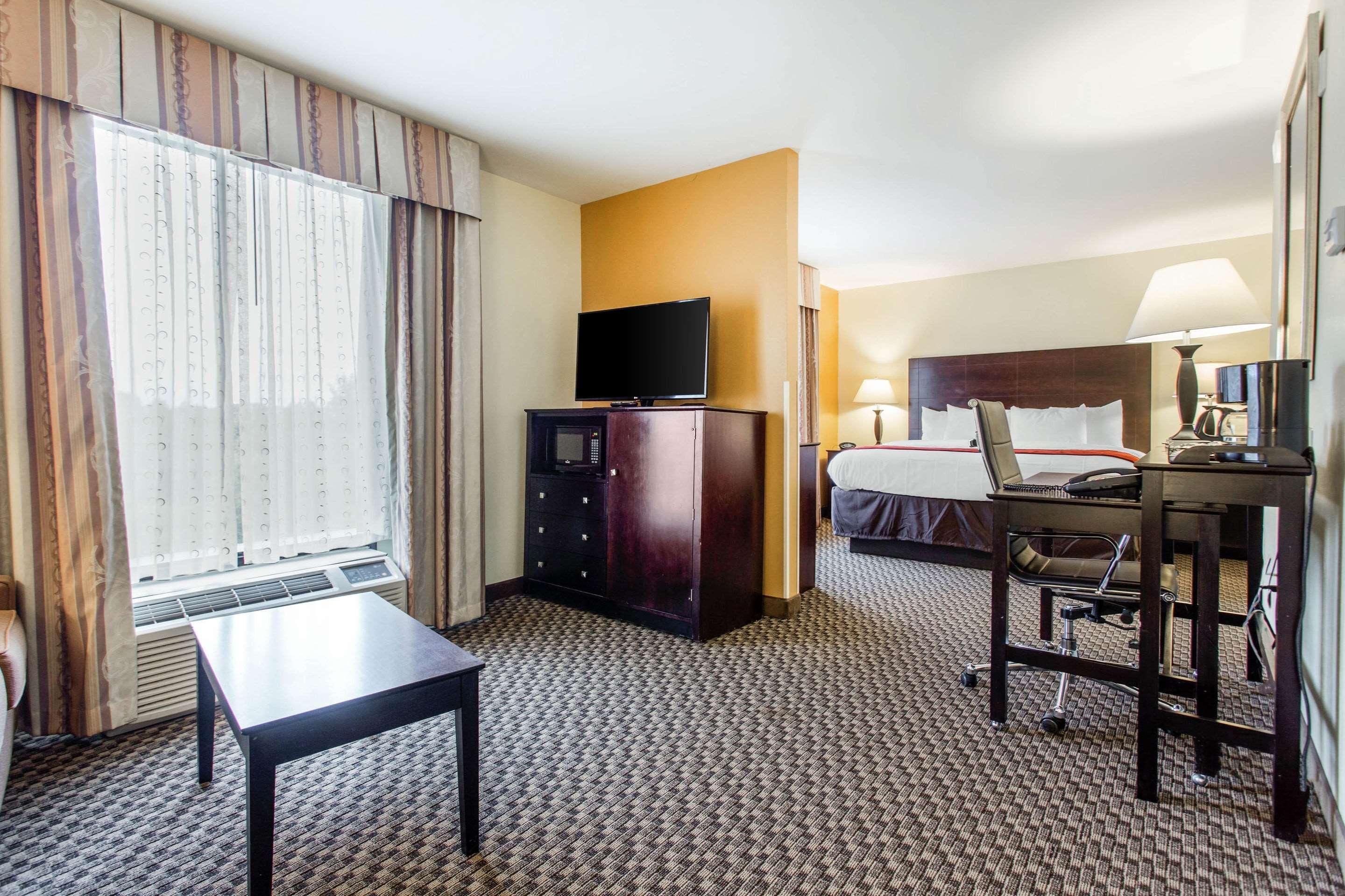 Comfort Suites Clinton Near Presbyterian College Εξωτερικό φωτογραφία