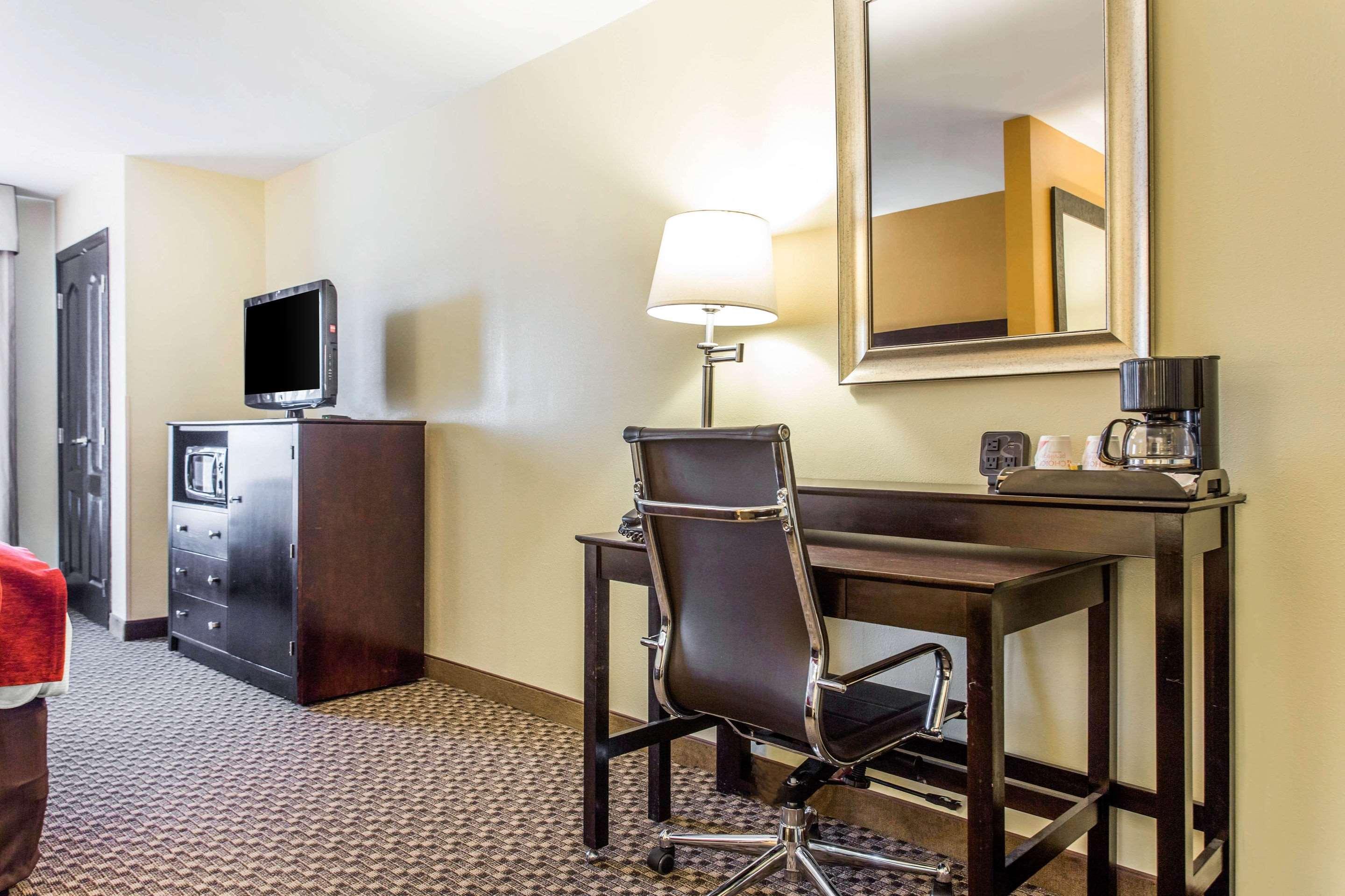 Comfort Suites Clinton Near Presbyterian College Εξωτερικό φωτογραφία