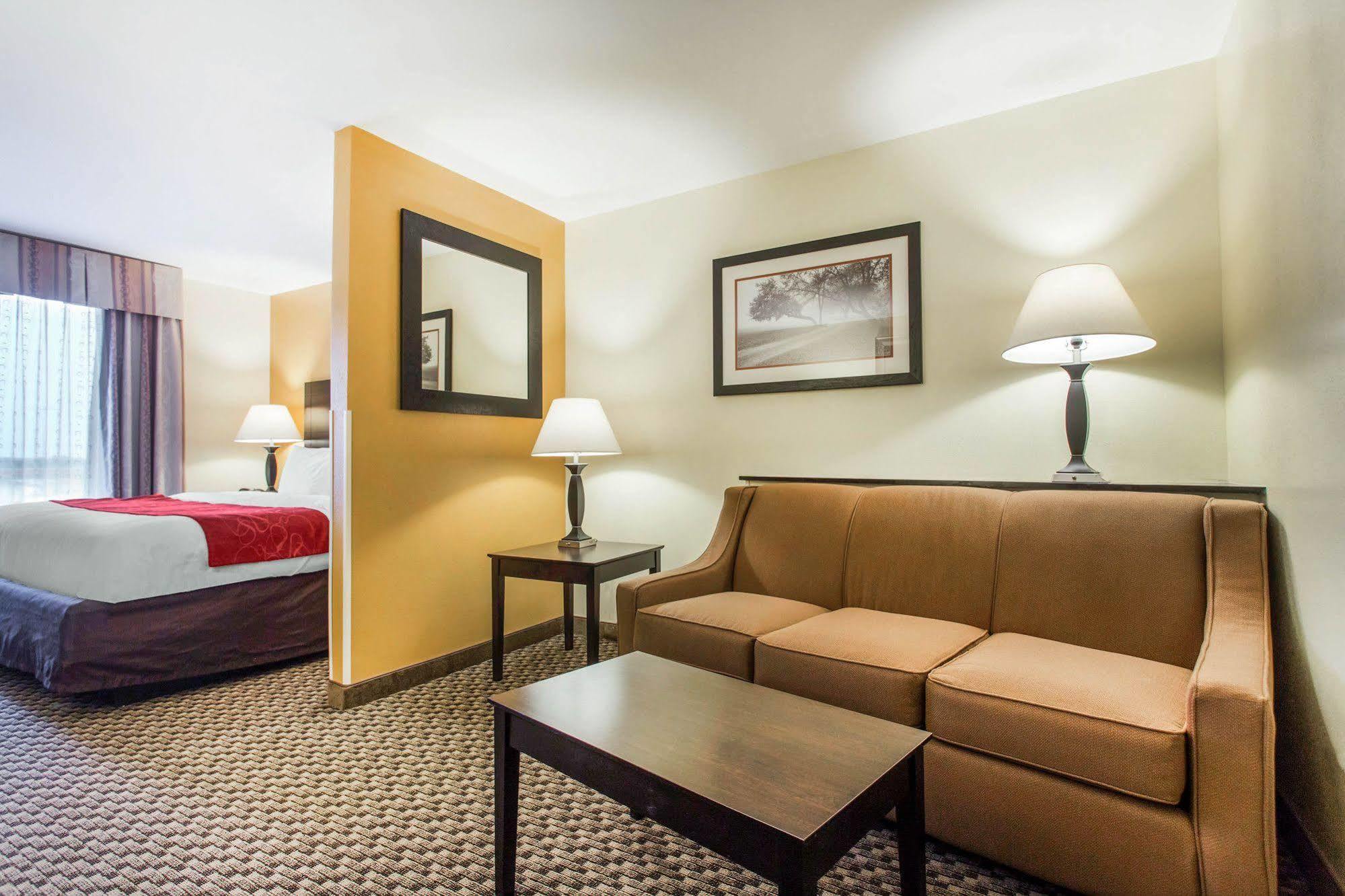 Comfort Suites Clinton Near Presbyterian College Εξωτερικό φωτογραφία