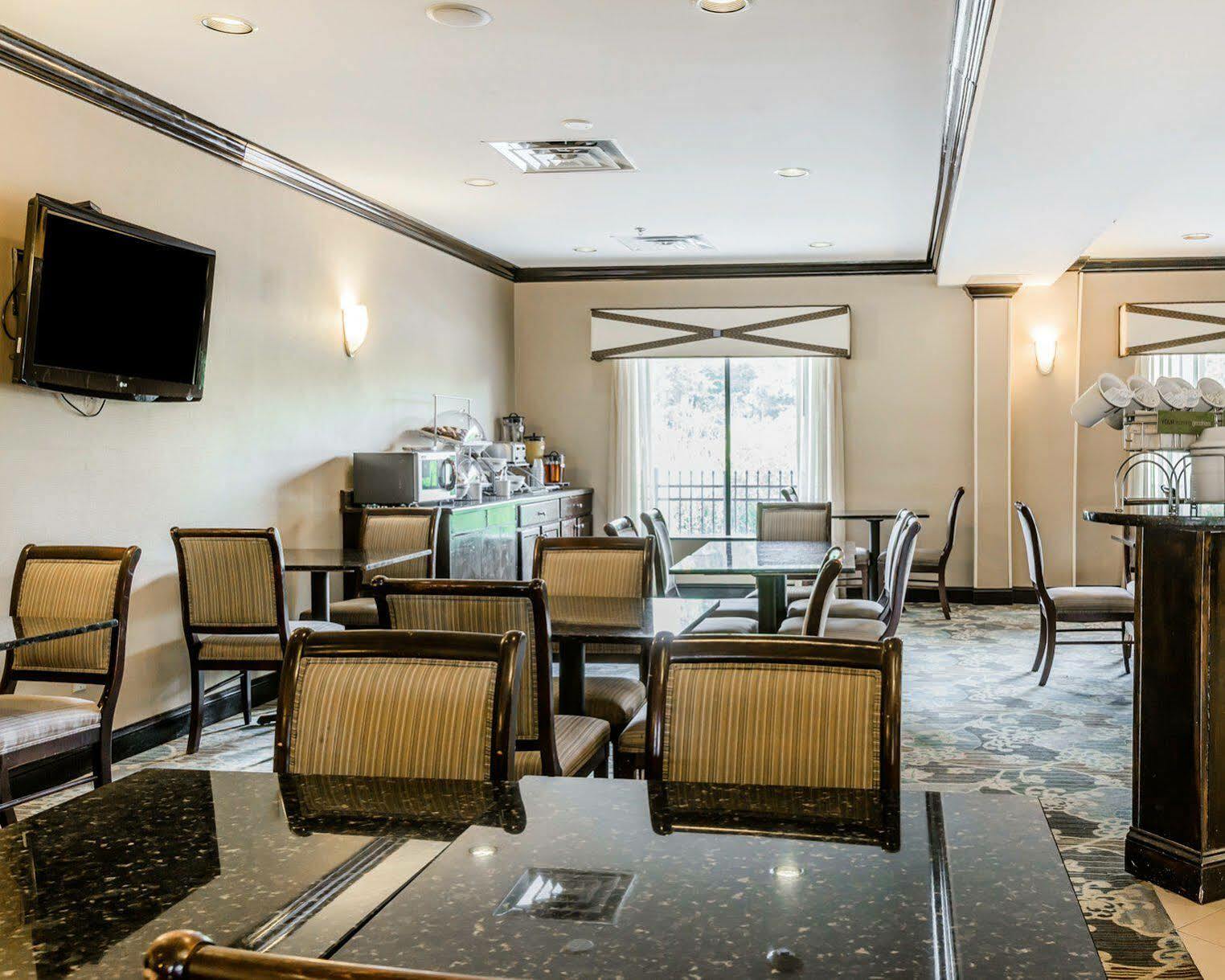 Comfort Suites Clinton Near Presbyterian College Εξωτερικό φωτογραφία
